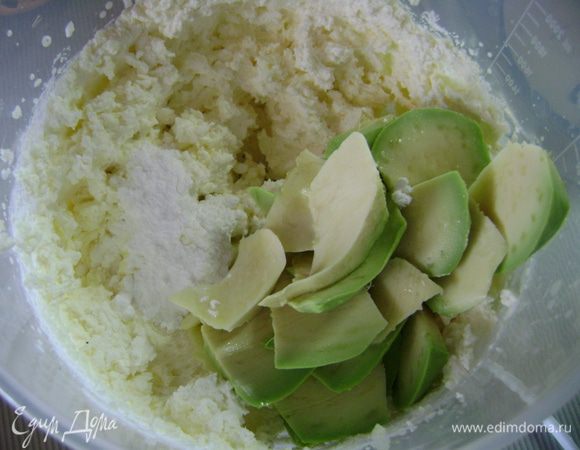 ...авокадо, очищенный от кожуры и косточки, нарезанный кусочками,...