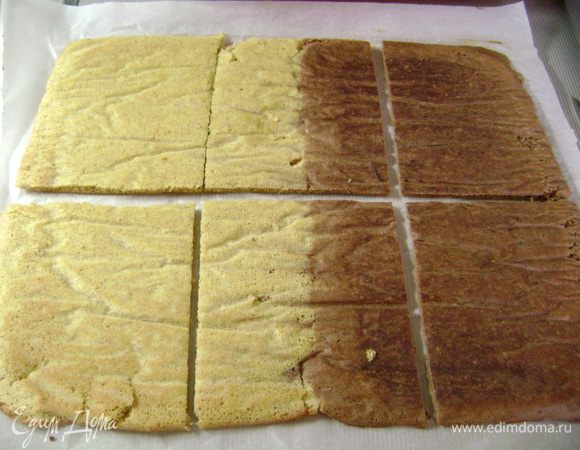 Остывший бисквит аккуратно оделить от бумаги и разрезать на  равные прямоугольники.