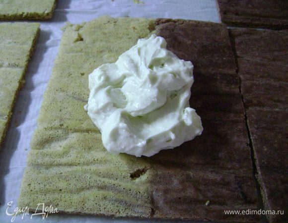 Распределить начинку по прямоугольникам и завернуть обертку. Кончики защипить пальцами и обернуть мастикой.