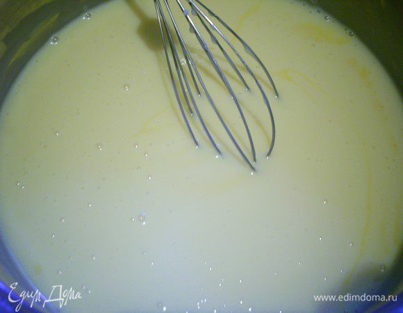 Добавим к нему сгущенку и перемешаем.