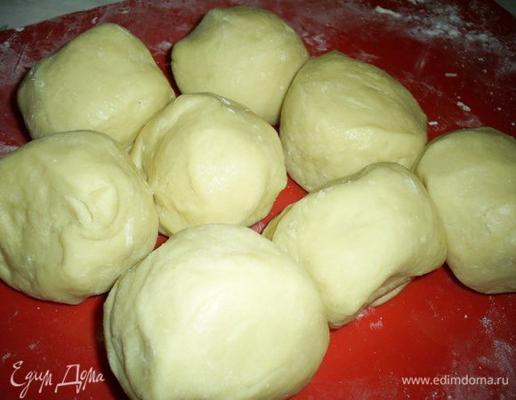 Постепенно всыпаем оставшуюся муку. Когда тесто станет тяжело мешать ложкой, домешиваем вручную. Готовое тесто делим на 8 частей.