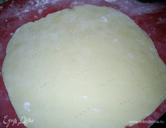 Каждую часть раскатываем как можно тоньше и накалываем вилкой, чтоб во время выпечки коржик не вздулся.