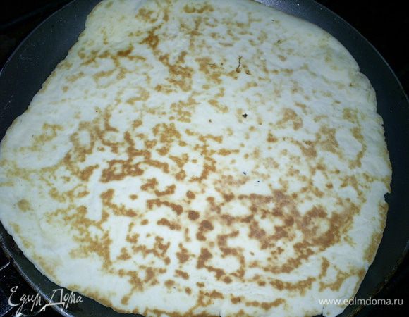 Кладем коржик на хорошо разогретую сковороду. Когда он пойдет пузырями, переворачиваем лопаткой. На выпечку одного коржика у вас уйдет не больше 2 минут. Если сковорода с антипригарным покрытием, ее ничем смазывать не нужно, если обычная - желательно смазывать растительным малом без запаха или класть маленький кусочек сливочного масла.