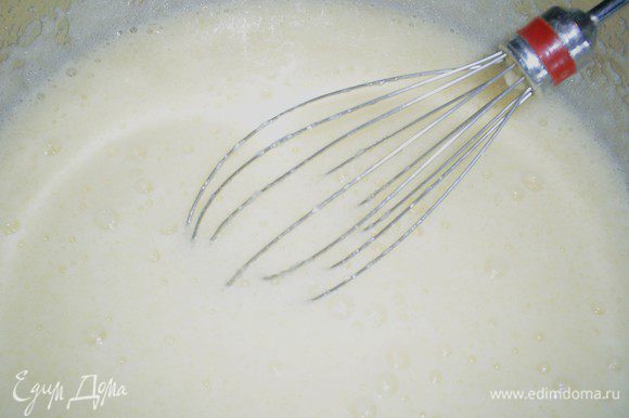 Для крема растираем яйца с сахаром и ванильным сахаром.