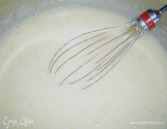Для крема растираем яйца с сахаром и ванильным сахаром.