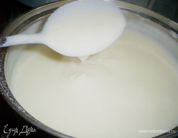 В полученую смесь тонкой струйкой при непрерывном помешивании вливаем молоко. Ставим массу на средний огонь и, постоянно помешивая (удобнее ложкой или лопаткой), доводим до загустения.