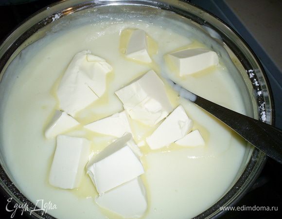 Как только крем начнет булькать, снимаем его с огня и добавляем масло. Хорошенько перемешиваем.