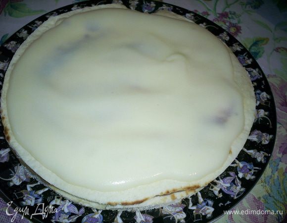 Теперь у нас есть два пути: вариант повседневный и праздничный.
Для повседневного нам достаточно перемазать коржи ГОРЯЧИМ кремом. Верх и бока торта тоже щедро смазываем кремом и обсыпаем крошкой.
