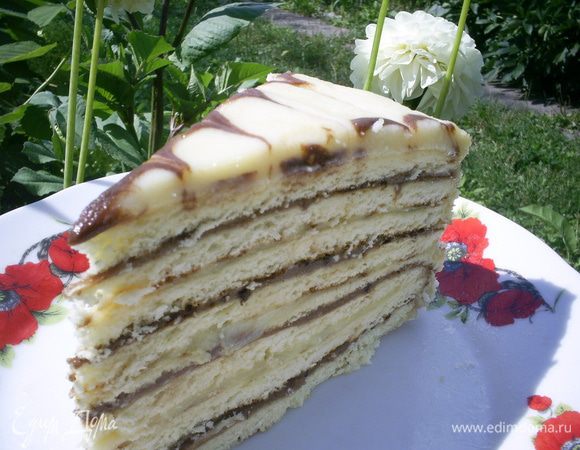 Даем торту настояться пару часов или отправляем на ночь в холодильник. И можно наслаждаться результатом проделаной работы и потрясающим вкусом торта. Угощайтесь!