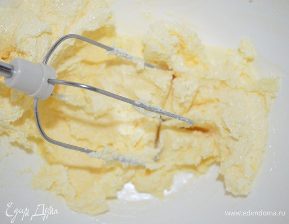 Сливочное масло комнатной температуры взбить с сахаром до пышной массы. 