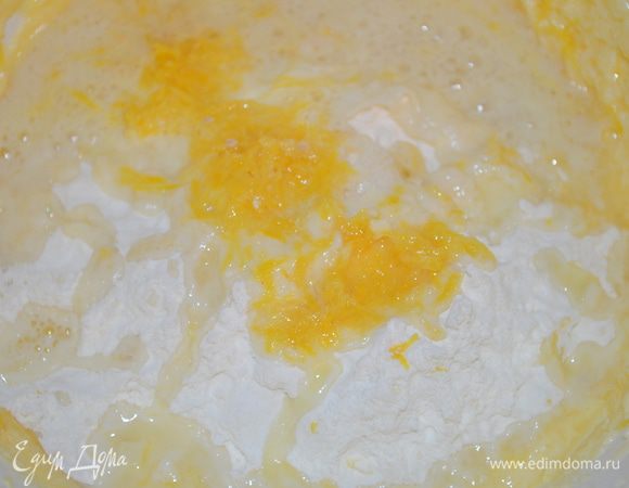 Добавить сок и цедру лимона