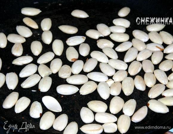 Для теста нам понадобится 100 г. миндаля, из которого мы будем делать пудру. С него необходимо снять шкурку. Для этого заливаем на 3-4 минуты миндаль кипятком, и она легко слезает с ореха. Очищенный миндаль подсушиваем в духовке. Я разогреваю духовку до 220С, выключаю и ставлю орехи до полного остывания. По необходимости процедуру нужно повторить. Если есть возможность очистку миндаля лучше проделать за день до приготовления, за ночь орехи сами по себе хорошо подсохнут.