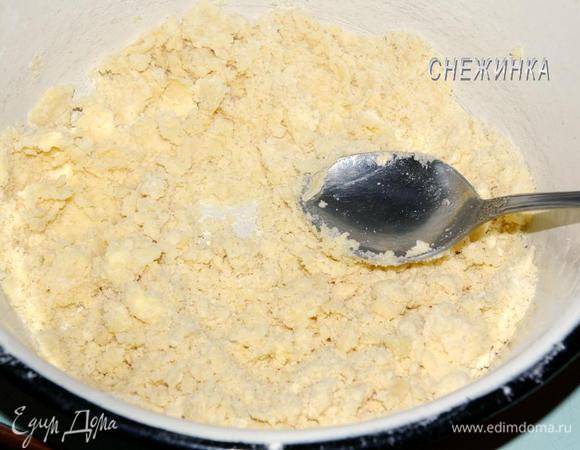 Займемся тестом. Муку просеиваем. Растираем муку и охлажденное сливочное масло до однородности.