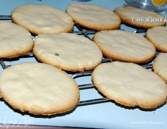 Как только низ подрумянится, а верх немного схватится, вынимаем. Снимаем с противня и остужаем.