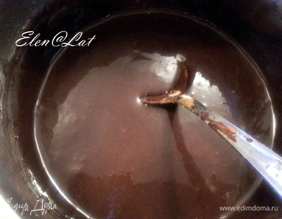 Для глазури: Растопить сливочное масло, соединить с какао, сгущенным молоком, сахарной пудрой и все довести до кипения. Немного остудить.