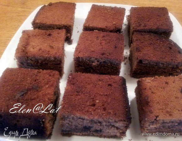 остывший корж разделить на порционные пирожные, у меня получилось 16 штук.