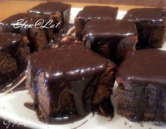 Каждое пирожное смазать, скорее облить теплой шоколадной глазурью.