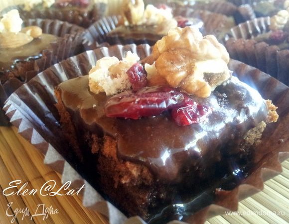 Пирожные готовы. их можно охладить в холодильнике, а можно кушать и теплыми. Мне очень понравилось с чашечкой кофе с молоком, а мои детки лопали так. Всем очень понравилось, попробуйте и Вы пожалуйста. Угощайтесь!!!