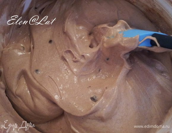 В тесто добавить шоколадные капли и перемешать.