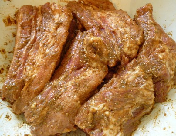 Хорошо натереть смесью ребрышки,посуду закрыть крышкой и поставить в холодильник на 2 часа.