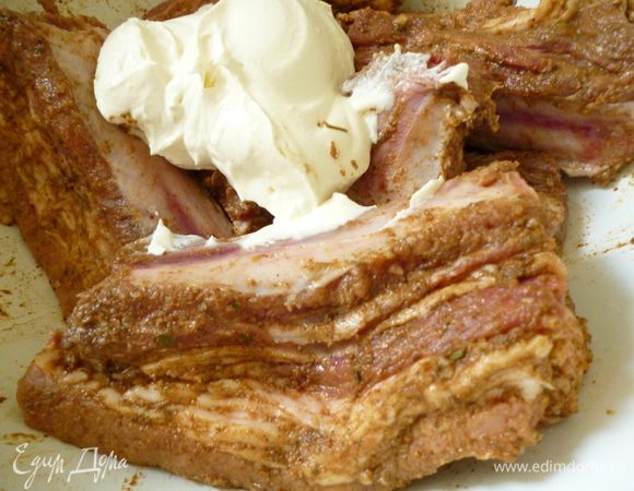 Через два часа достать ребрышки из холодильника и добавить густую сметану,хорошо перемешать.Поставить в холодильник.Подготовить овощи:лук и морковь нарезать кубиком,картофель почистить и нарезать дольками.