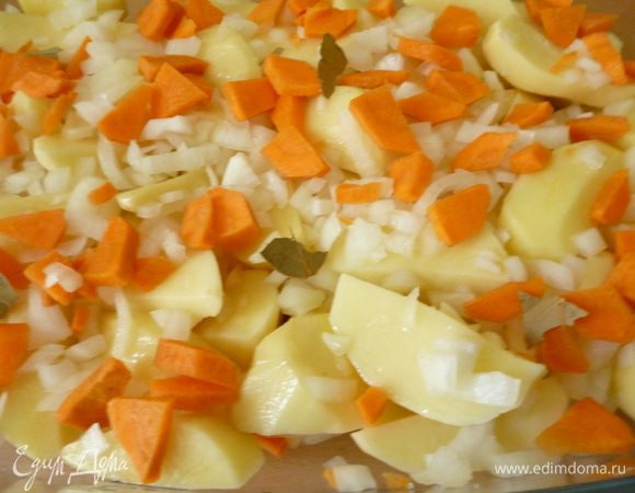 Берем посуду для запекания(я использую стеклянную форму с крышкой).На дно наливаем столовую ложку растительного масла.Выкладываем почищенный и нарезанный дольками картофель.Немного солим.Затем выкладываем нарезанные лук,морковь,несколько кусочков лаврового листика.