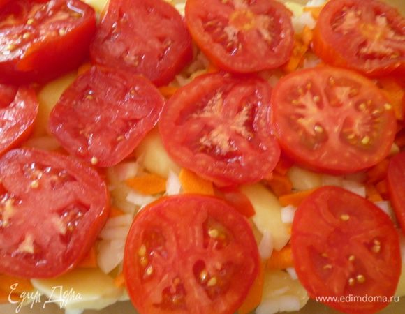 Затем выкладываем слой помидор,нарезанных не очень тонкими кружочками.