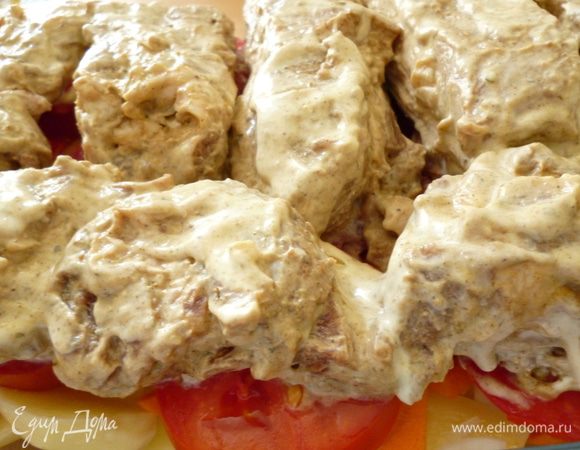 Выкладываем ребрышки и закрываем крышкой.Отправляем в духовку для запекания.Температура 160-170градусов.Время запекания 1час+ 20минут на нагрев формы(потому,что стеклянную посуду ставим в холодную духовку ).Приятного вам аппетита!