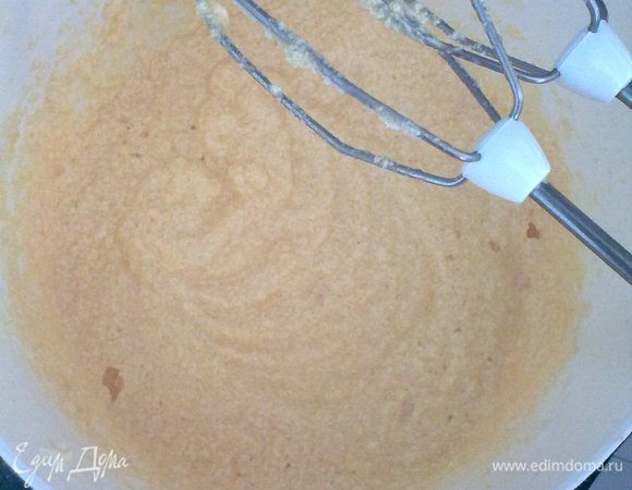 Масло взбить с сахаром, по одному добавлять яйца.