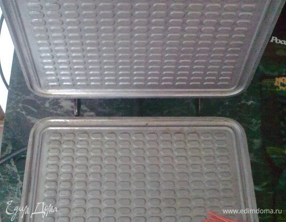 Вафельницу смазать маслом.