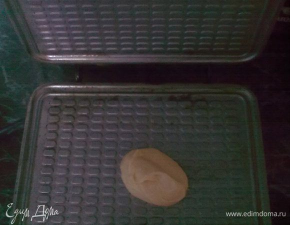 Ложкой выкладываем на разогретую вафельницу тесто.