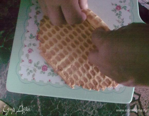 Выкладываем на тарелку, добавляем сгущенку и быстро сворачиваем, пока горячая. Возможно, понадобится помощник. Мне бабушка помогала)