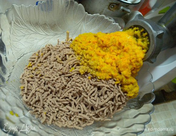 Готовим начинку: холодные мясо и овощи достать с бульона. Прокрутить через мясорубку. Овощей можно до 30%. Так же можно отварное сало добавить (тоже перекрутить). Я делаю и без сала. Овощи придают мягкость начинки и она не будет сухой. 