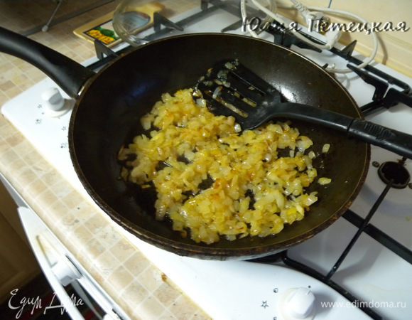 Жарить на сковородке на растительном масле до золотистости