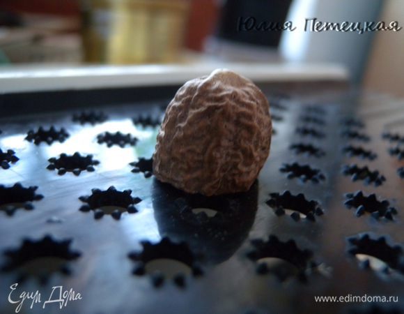 Я люблю мускатный орех в таких делах. Все хорошо перемешать и отправить настояться в холодильник. 