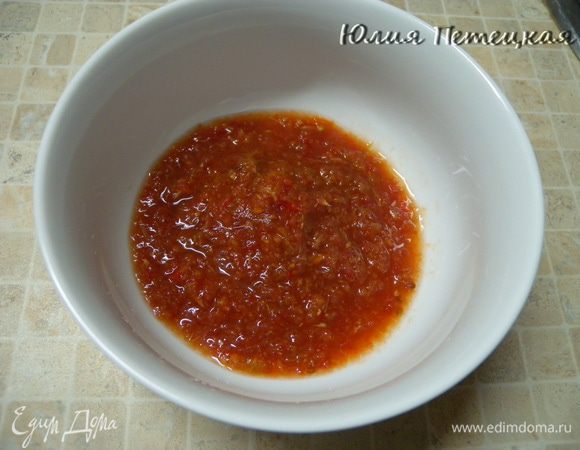 Готовим тесто. Тут уже ка кто. Я делаю без яиц  и не крутое. Средней мягкости. Если просто то это вода и мука. Но не в моем варианте. В этот раз у меня аджика. Разбавим ее немного водой...