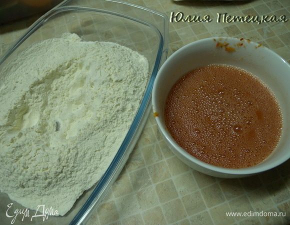 Муку просеять. В муку влить жидкость и начать замес. 