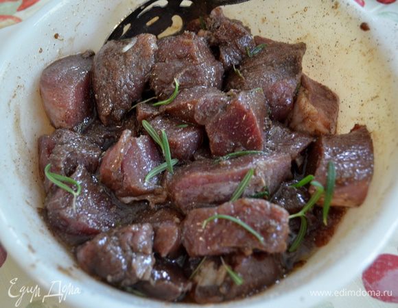 Смешать олив.масло,бальзамич. уксус,чеснок,розмарин. Добавить свинину,перемешать.Поставить в холодильник, на не менее 30 мин. или больше 4х часов.