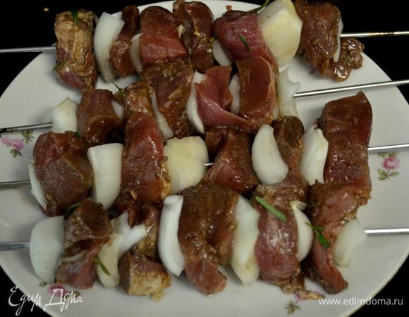 Разогреть гриль на сред-высоком огне. Посолить и поперчить мясо.И нанизывать на шампура, чередуя: лук,мясо. 