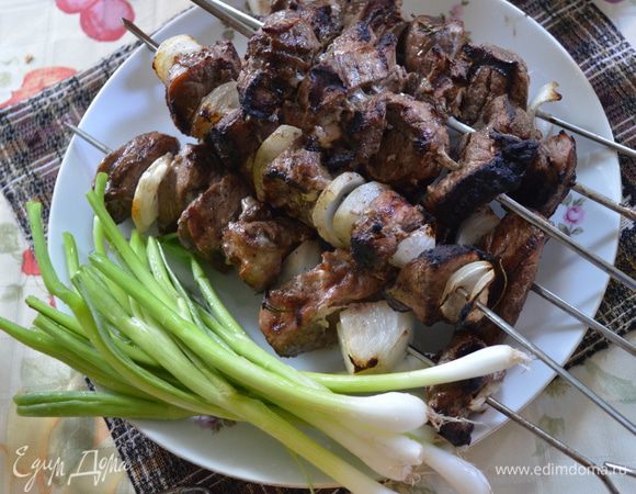 Решетку грильную смажем слегка маслом,грилем кебаб переворачивая, примерно 10 мин. Подаем к столу.
Приятного аппетита!