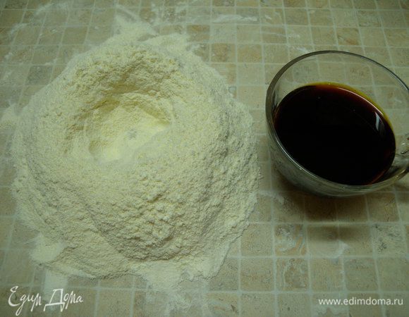 Тесто замесить с соевым соусом (разбавить водой)...