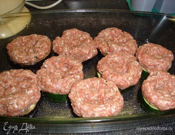 На запеченные овощи выложить подготовленный фарш по-вашему рецепту и сделать небольшие углубления.