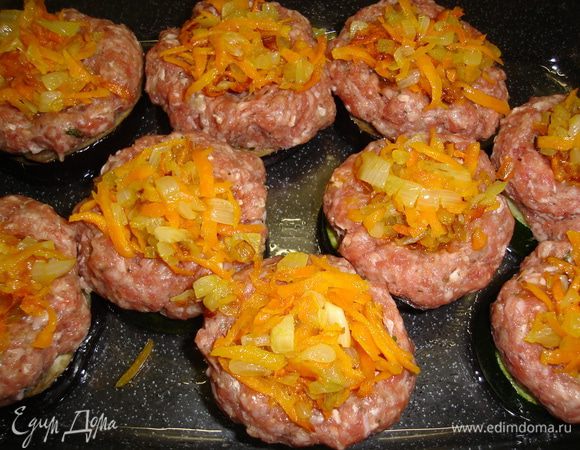 Лук мелко порезать,морковь натереть и все спассеровать на подсолнечном масле до полуготовности. Выложить на фарш.