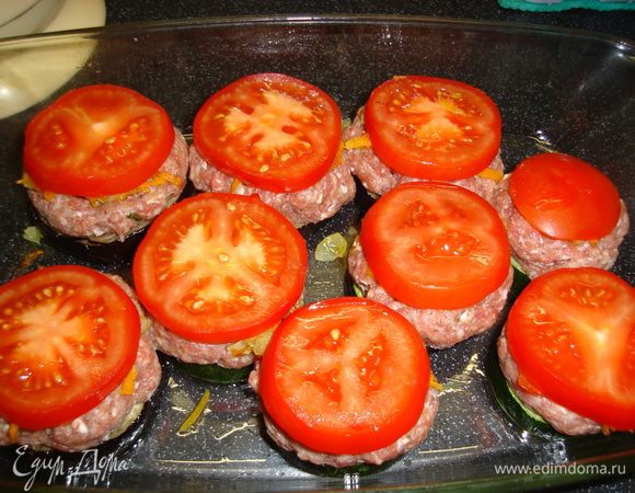 Прикрыть колечком помидора.