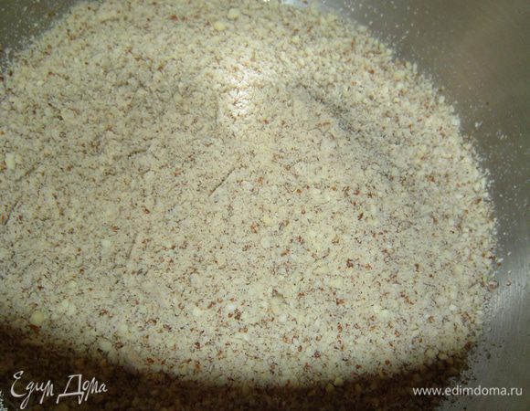 В кухонном процессоре измельчаем миндаль,