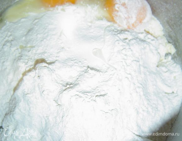 к нему добавляем масло, сахар, муку, корицу, яйцо и желток, хорошенько мешаем. Должна получиться масса из крошек.