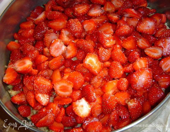 На этот слой выкладываем клубнику, порезанную на небольшие кусочки,