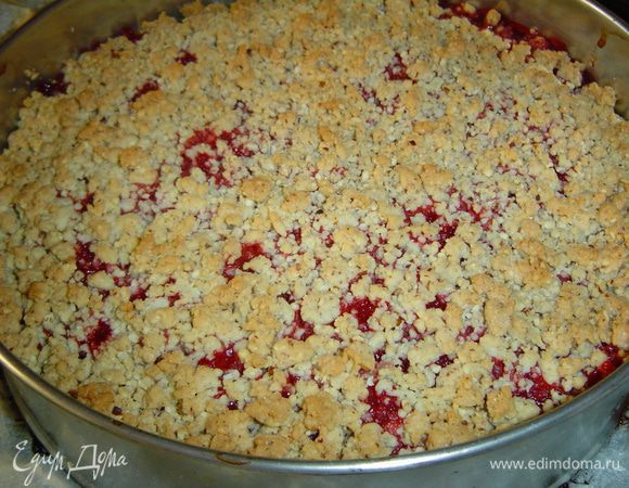 А сверху выкладываем оставшееся тесто. Выпекаем при 180 гр. 45-55 минут, но готовность проверять деревянной палочкой. Если пирог сильно подрумянился, а внутри еще сырой, то накройте форму фольгой и выпекайте дальше.