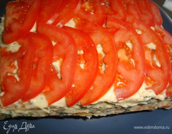 Верх тортика можно украсить помидорами.