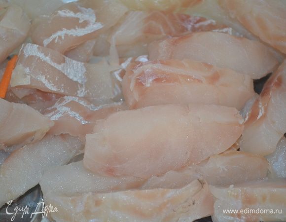 Филе рыбы разморозить, чтобы не было лишней влаги и нарезать на мелкие кусочки. 